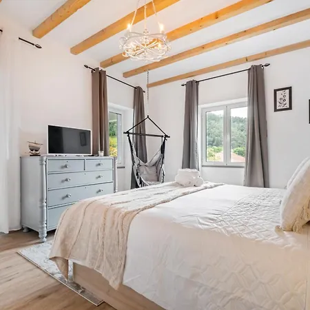 Villa Pomar, By Op *