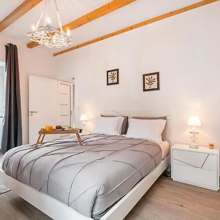 Villa Pomar, By Op *